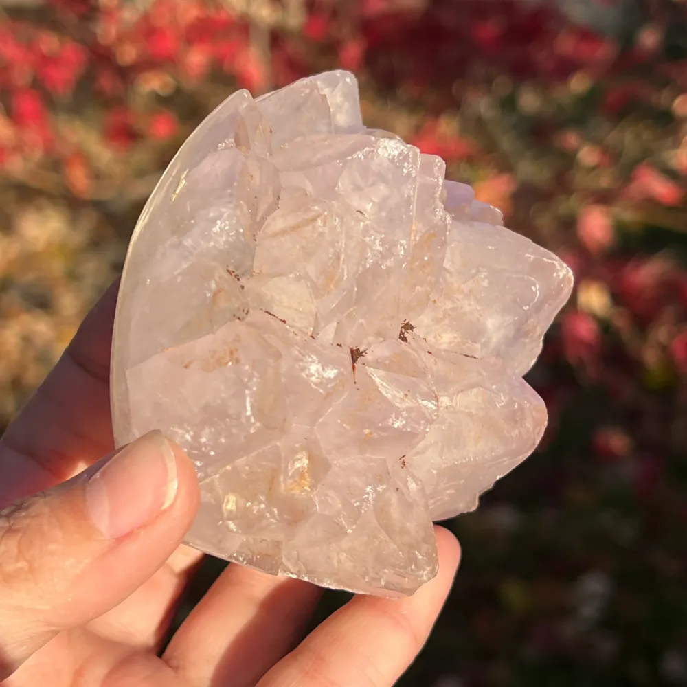 Agat z kryształami ametystu – wyjątkowy kwiat kopalni | Modelka 8
