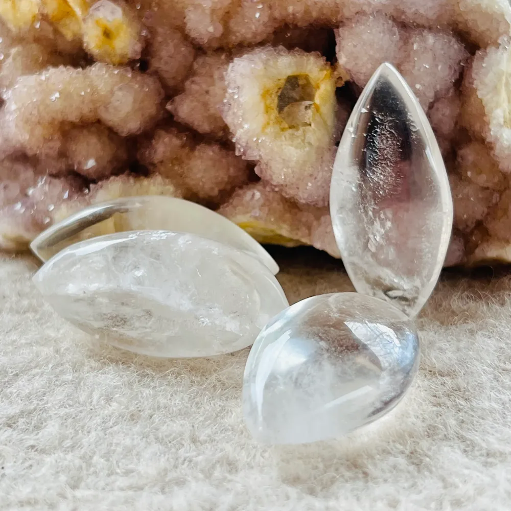 Angel tears bezbarwny kwarc/kryształ górski walcowany kamień/kaboszon m2