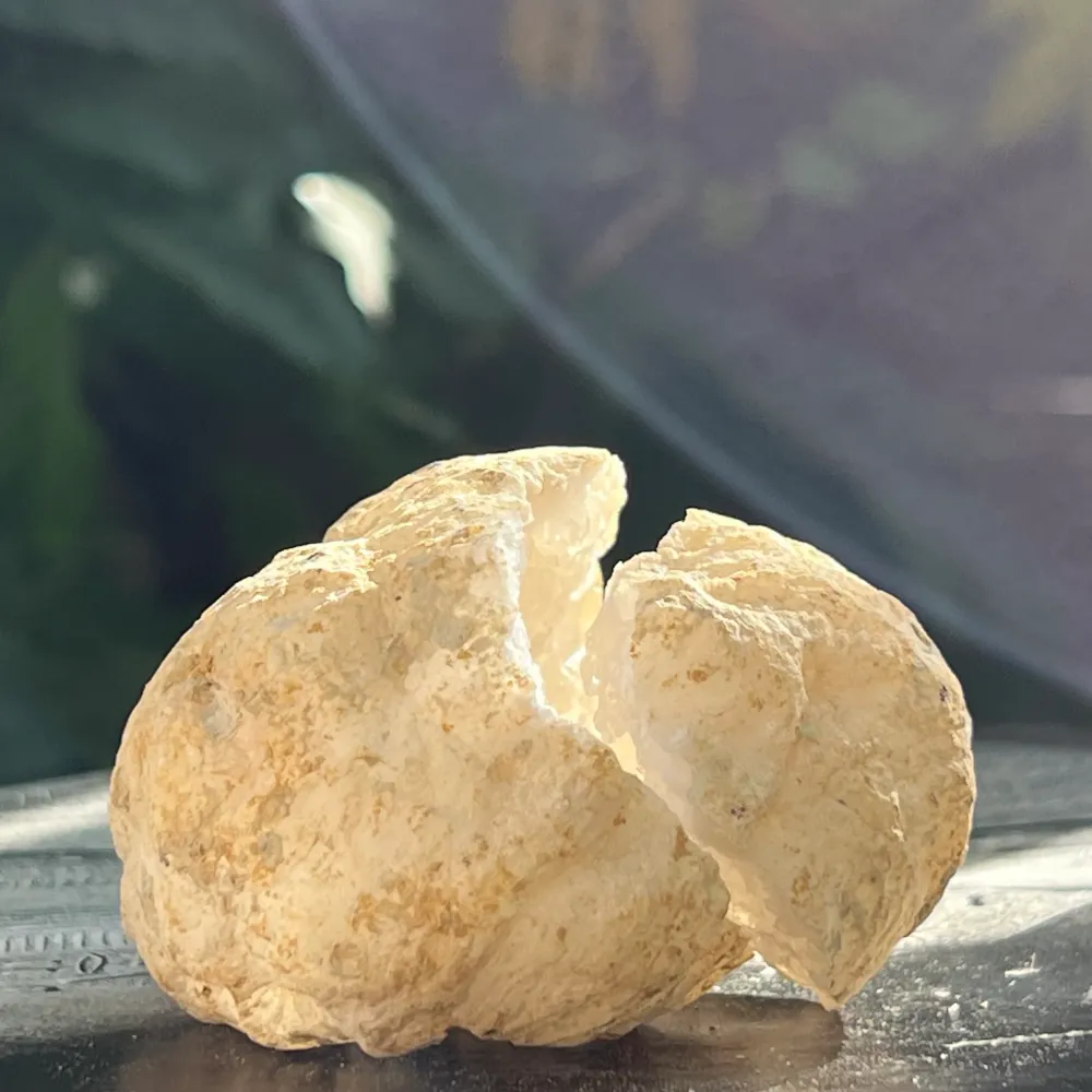 Bezbarwny model kryształu górskiego Geode kwarcowy 1