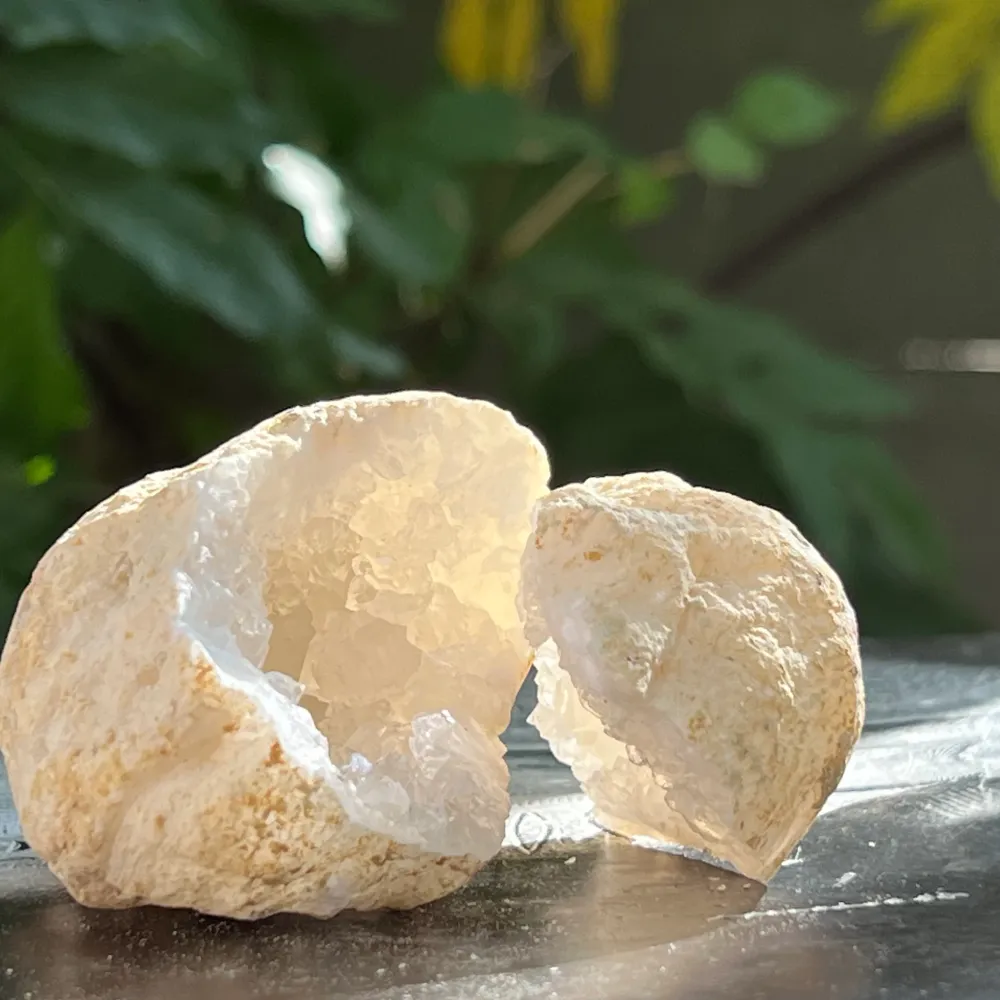 Bezbarwny model kryształu górskiego Geode kwarcowy 1