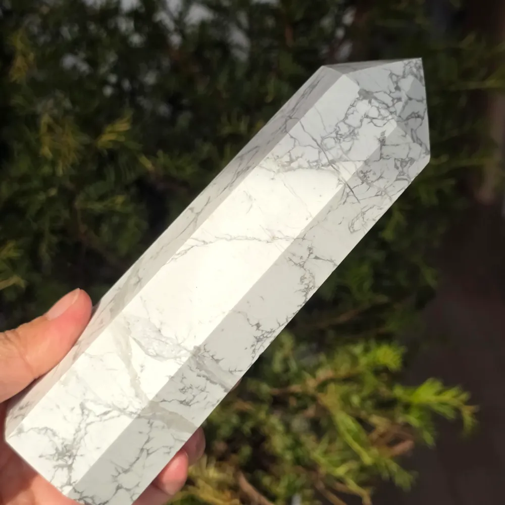 Biały obelisk z howlitu model L2