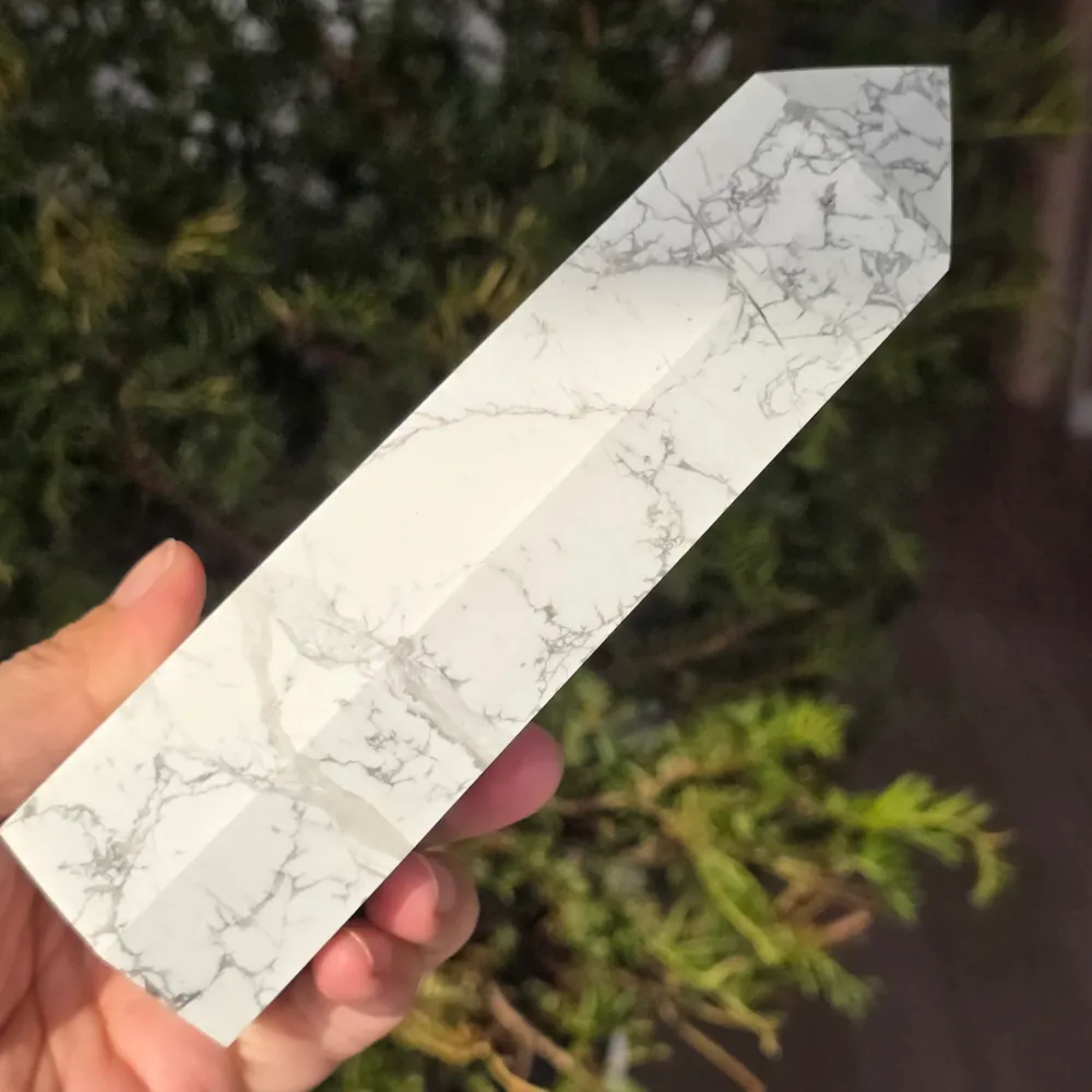 Biały obelisk z howlitu model L2