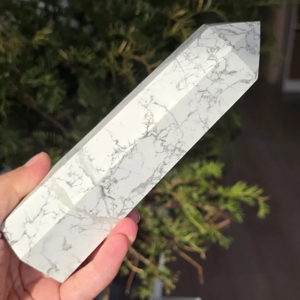 Biały obelisk z howlitu model L2