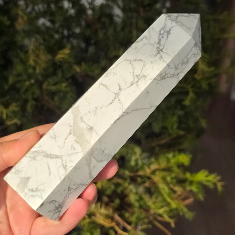 Biały obelisk z howlitu model L2