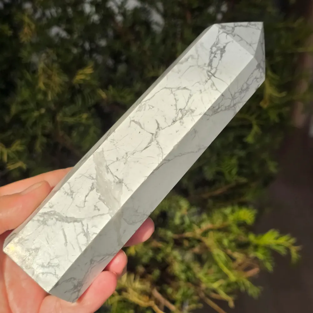 Biały obelisk z howlitu model L2