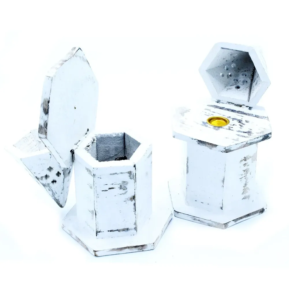 Biały, wybielany stojak na kadzidł w kształcie miniaturowego domu piramidy