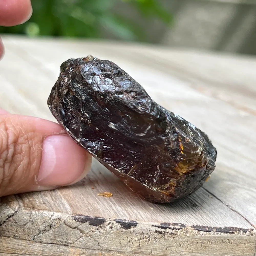 Bursztyn kopalny z Indonezji – żywica naturalna | Model 6