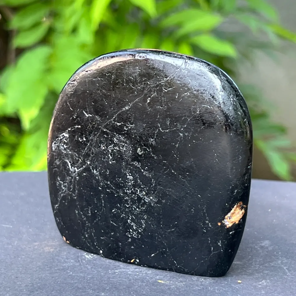 Czarna struktura turmalinowa Forma Forma M4 z Madagaskaru