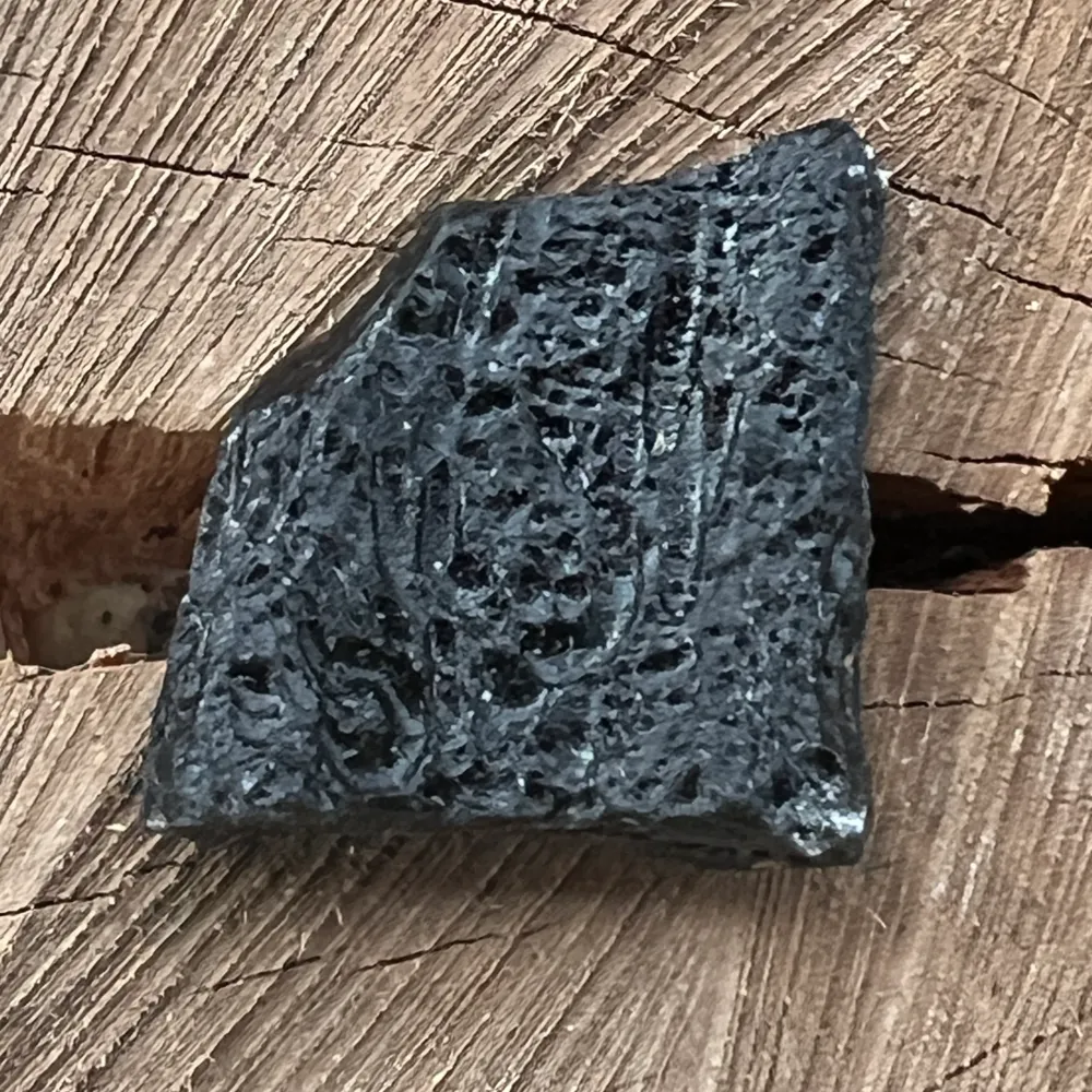 Czarna tectita, meteorytowy kamień brutto, Tektit M11