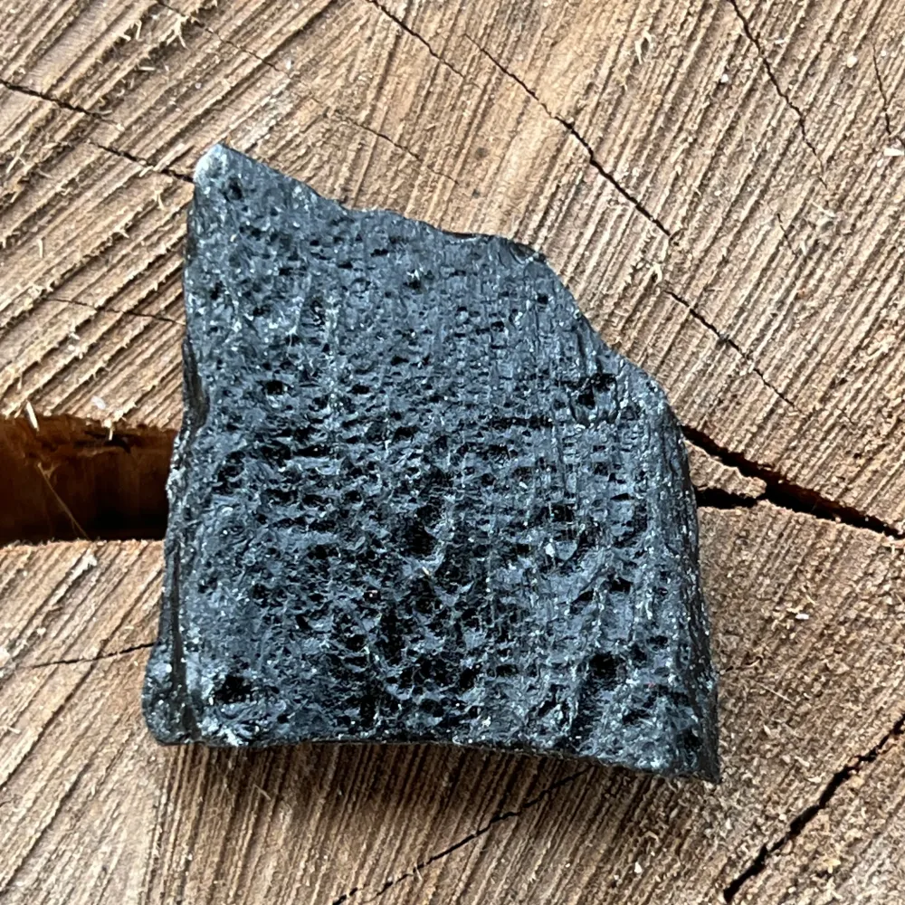 Czarna tectita, meteorytowy kamień brutto, Tektit M11