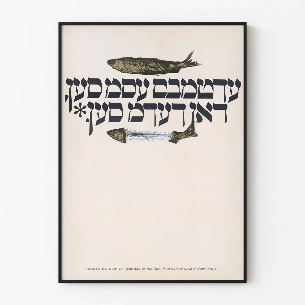Dekoracyjny plakat Eat First Talk Later z rybami i hebrajskim napisem