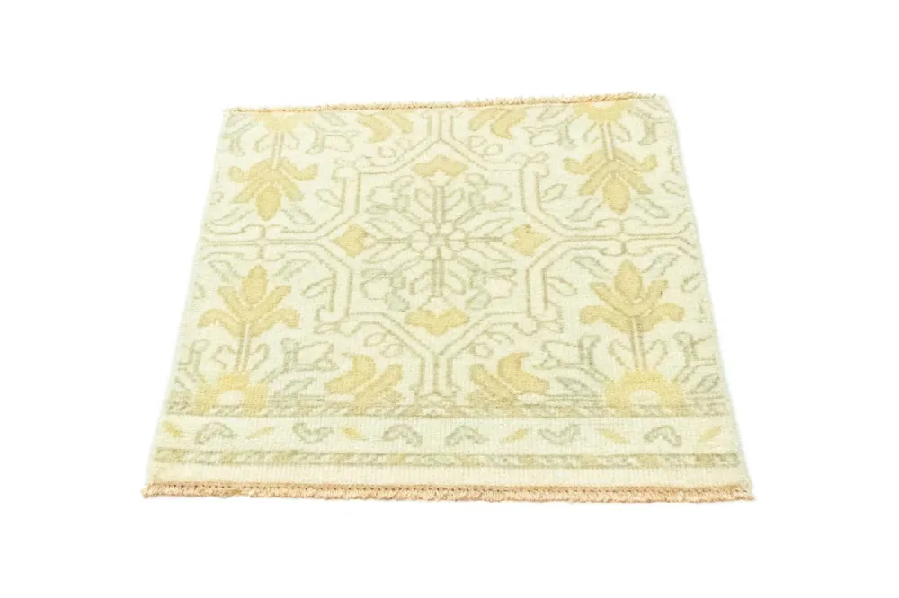 Designerski dywan kwadratowy - 63 x 60 cm - beżowy
