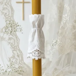 Gromnica na Chrzest z wosku pszczelego – ręcznie robiona świeca bawełniana materiał z koronką, kolor biały