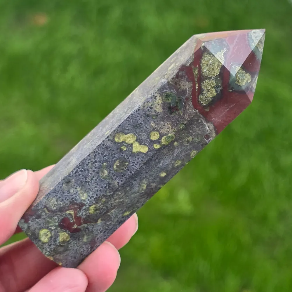 Mini Kamienny Obelisk Smocza Krew (Epidot i Piemontyt) m10