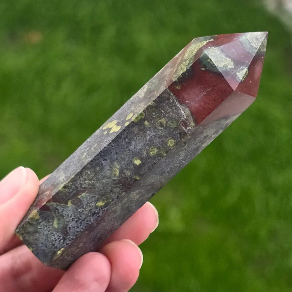 Mini Kamienny Obelisk Smocza Krew (Epidot i Piemontyt) m10