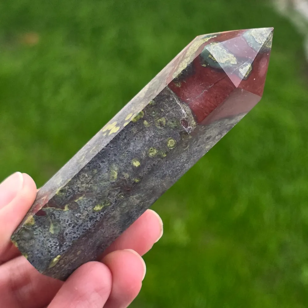 Mini Kamienny Obelisk Smocza Krew (Epidot i Piemontyt) m10