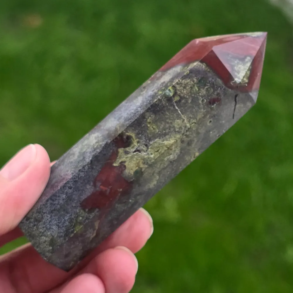 Mini Kamienny Obelisk Smocza Krew (Epidot i Piemontyt) m10