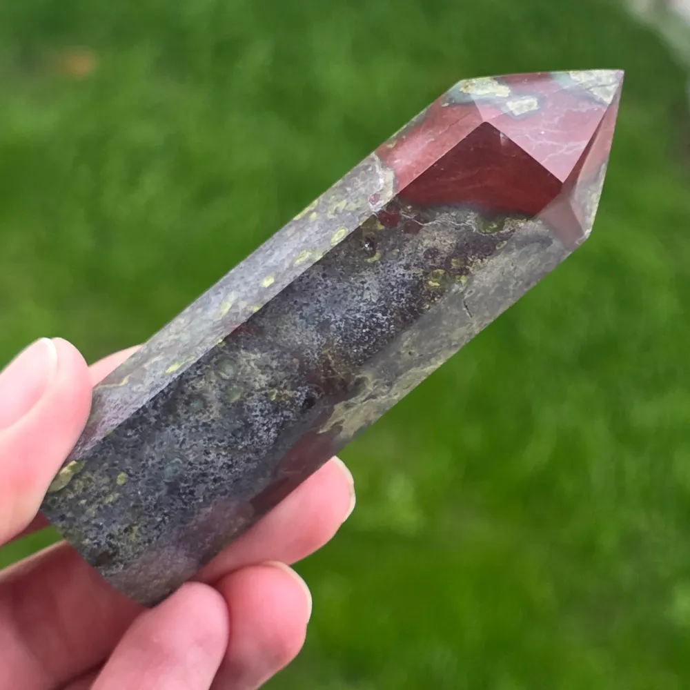 Mini Kamienny Obelisk Smocza Krew (Epidot i Piemontyt) m10