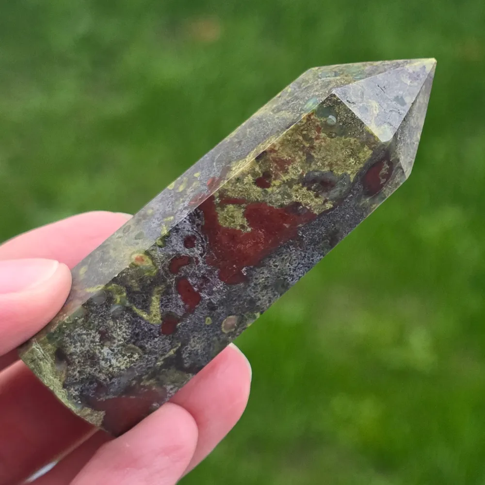 Mini obelisk kamień krew smoka (epidot & piedmontyt) | Model 11