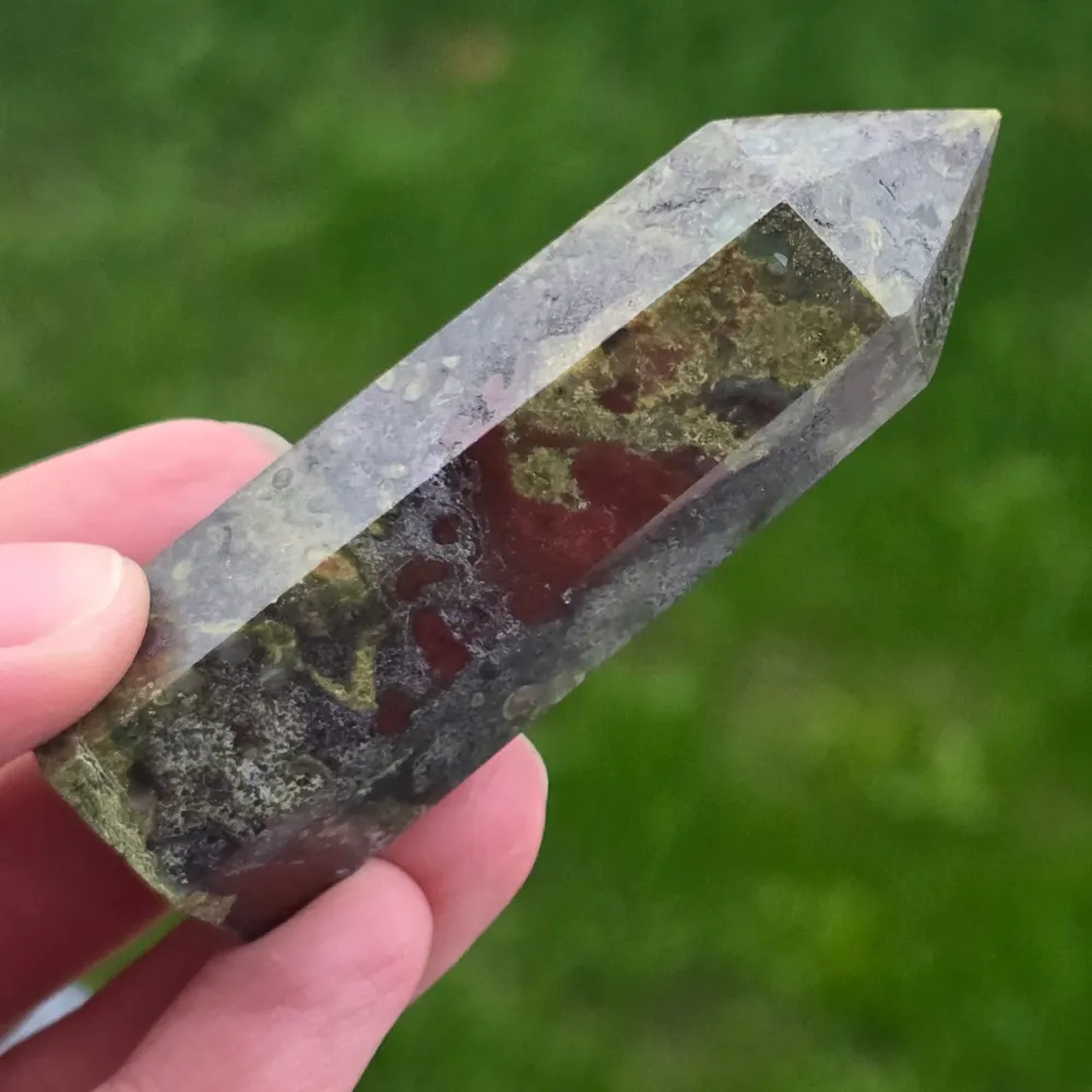Mini obelisk kamień krew smoka (epidot & piedmontyt) | Model 11