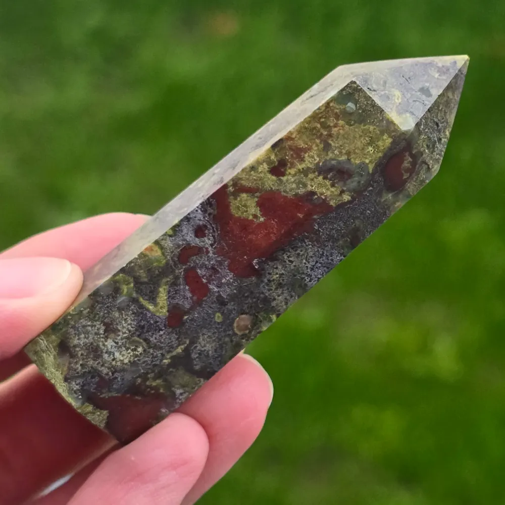 Mini obelisk kamień krew smoka (epidot & piedmontyt) | Model 11