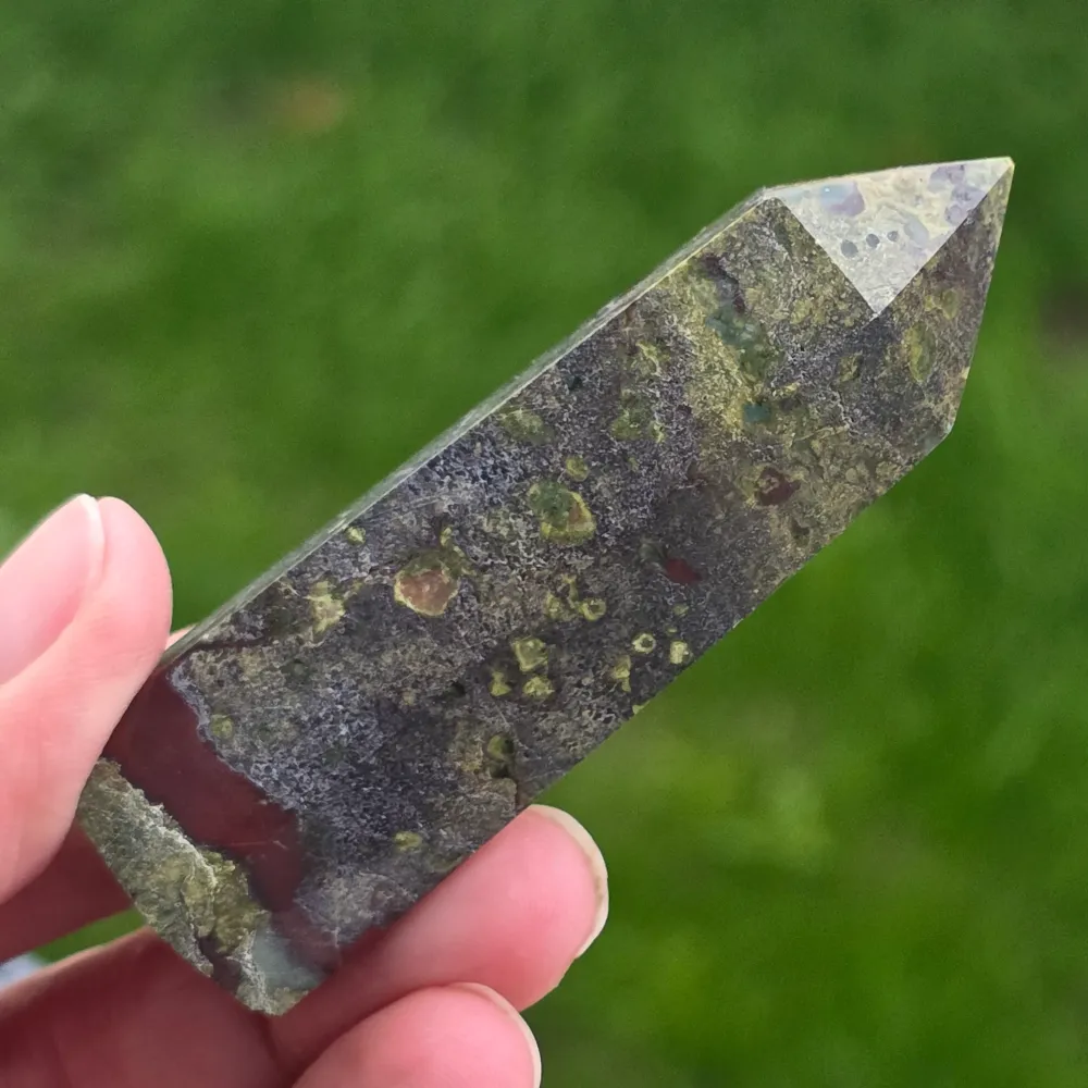 Mini obelisk kamień krew smoka (epidot & piedmontyt) | Model 11