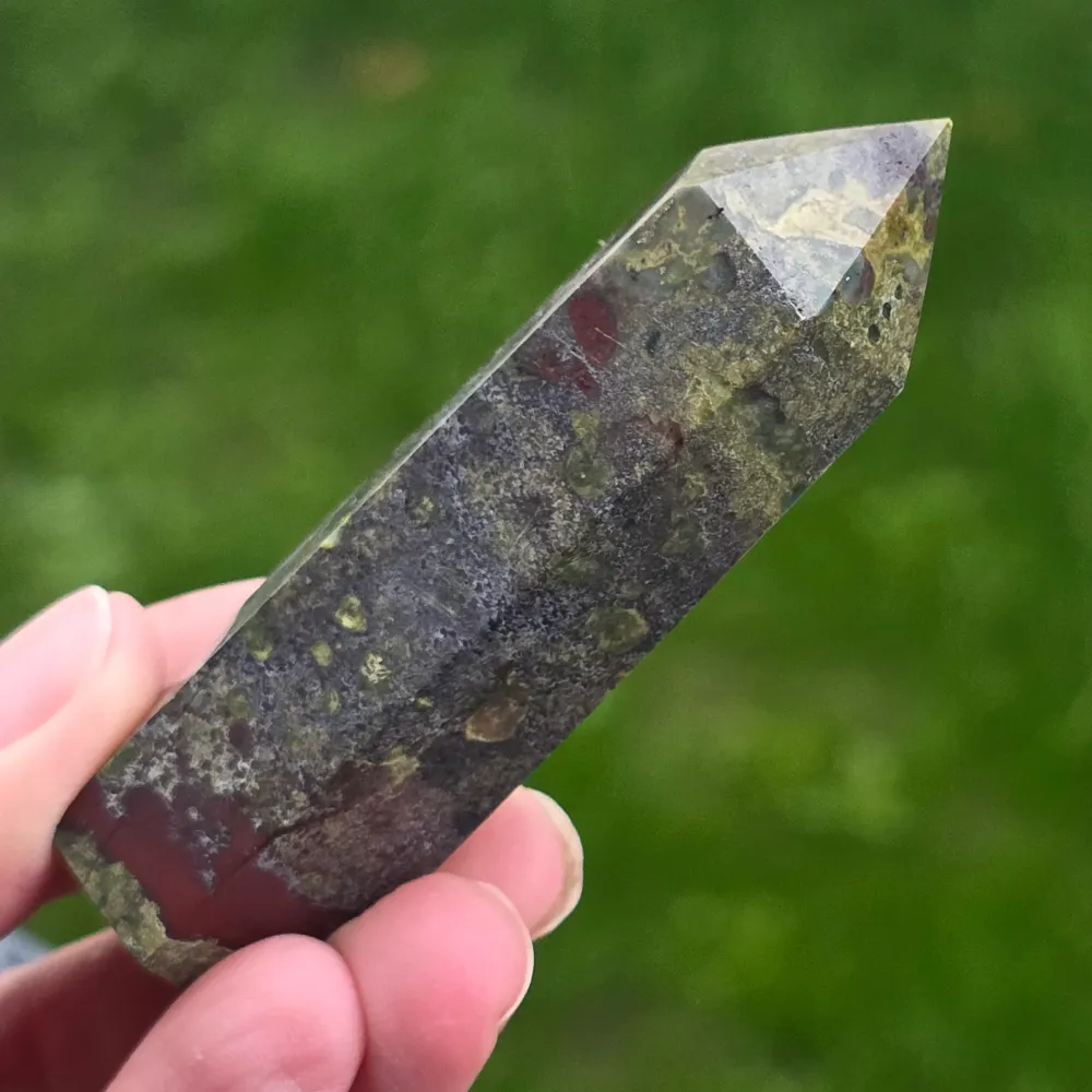 Mini obelisk kamień krew smoka (epidot & piedmontyt) | Model 11