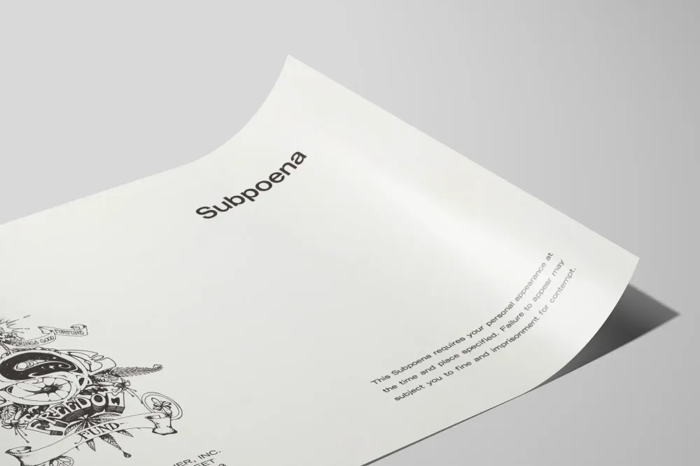 Minimalistyczny plakat Subpoena - Dekoracja ścienna z czarno-białym tekstem