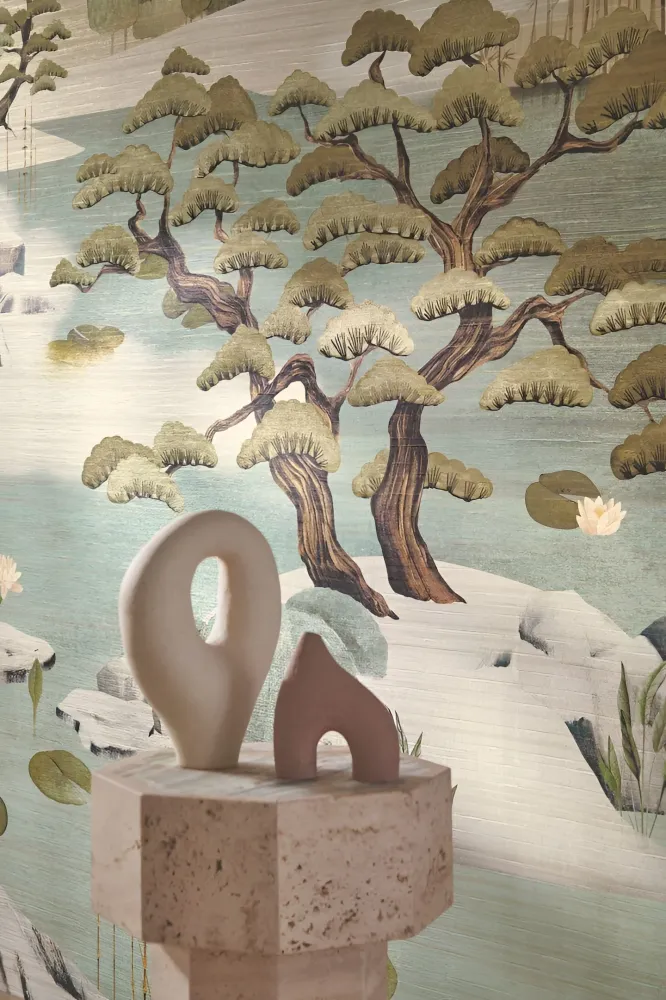 Mural tekstylny z japońskim krajobrazem ADACHI - SABLE OPALINE zgaszony beż z zielonym