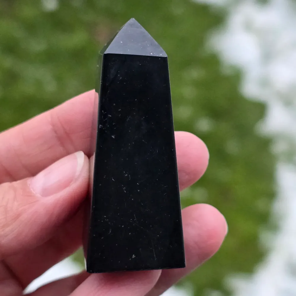 Obelisc onix czarny model 1