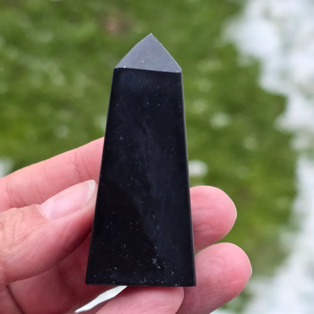 Obelisc onix czarny model 1