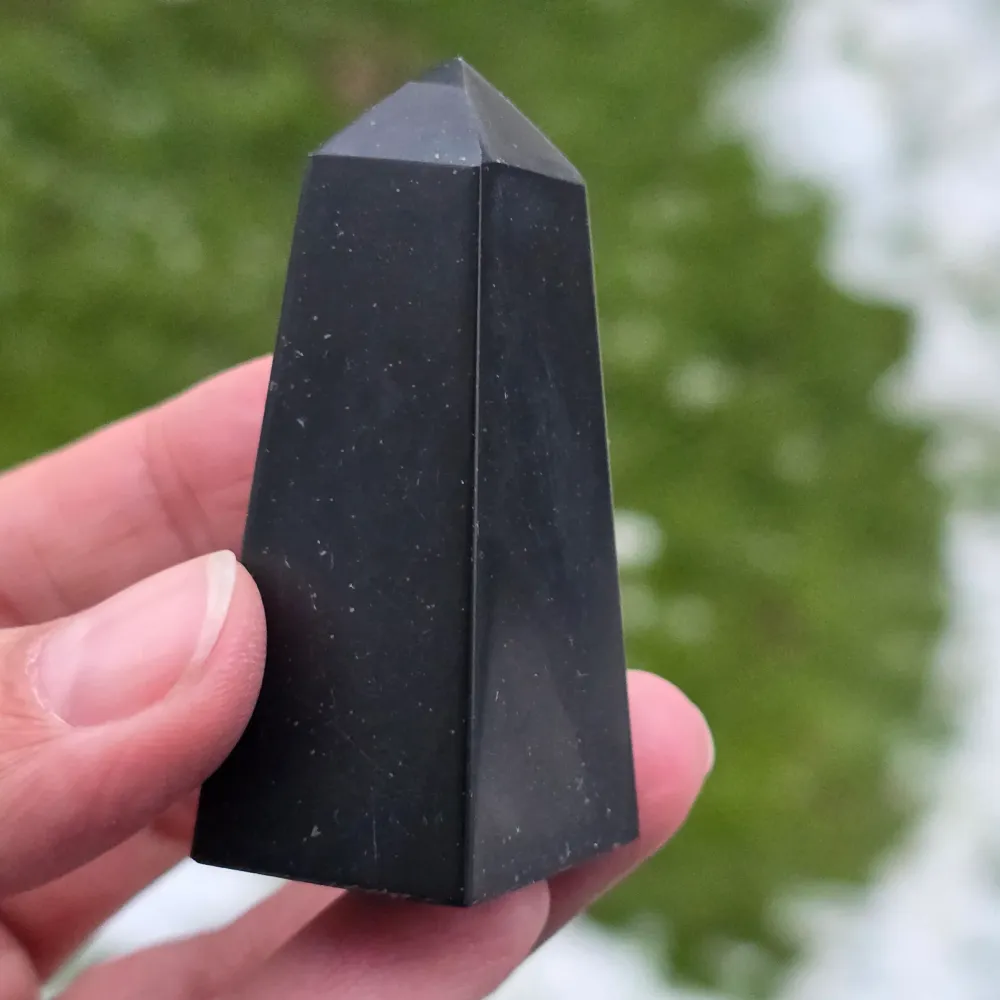 Obelisc onix czarny model 1