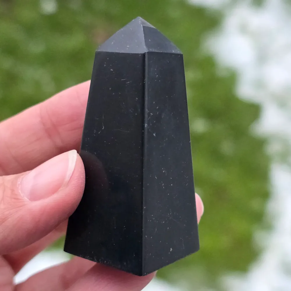Obelisc onix czarny model 1