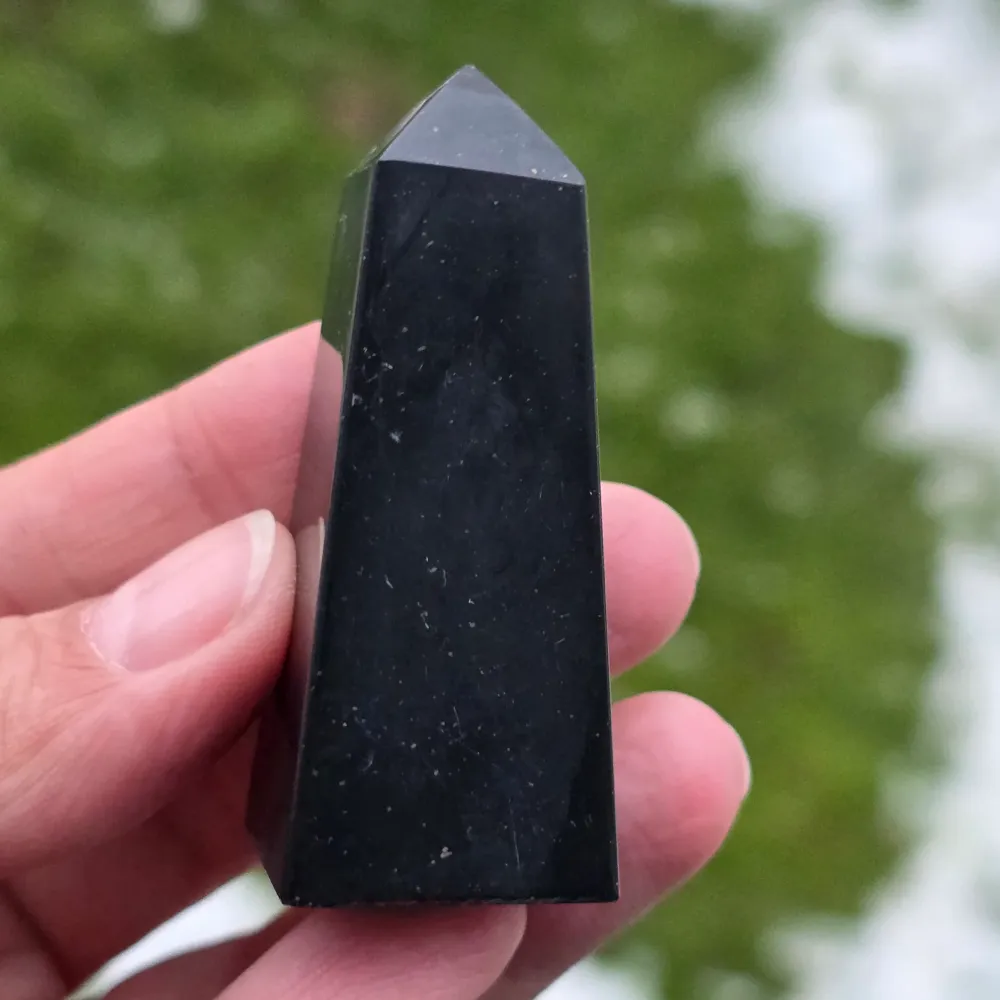 Obelisc onix czarny model 1