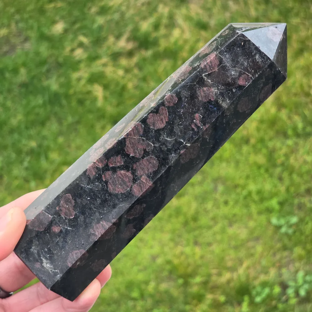 Obelisk z czarnego turmalinu z granatem | Modelka 25
