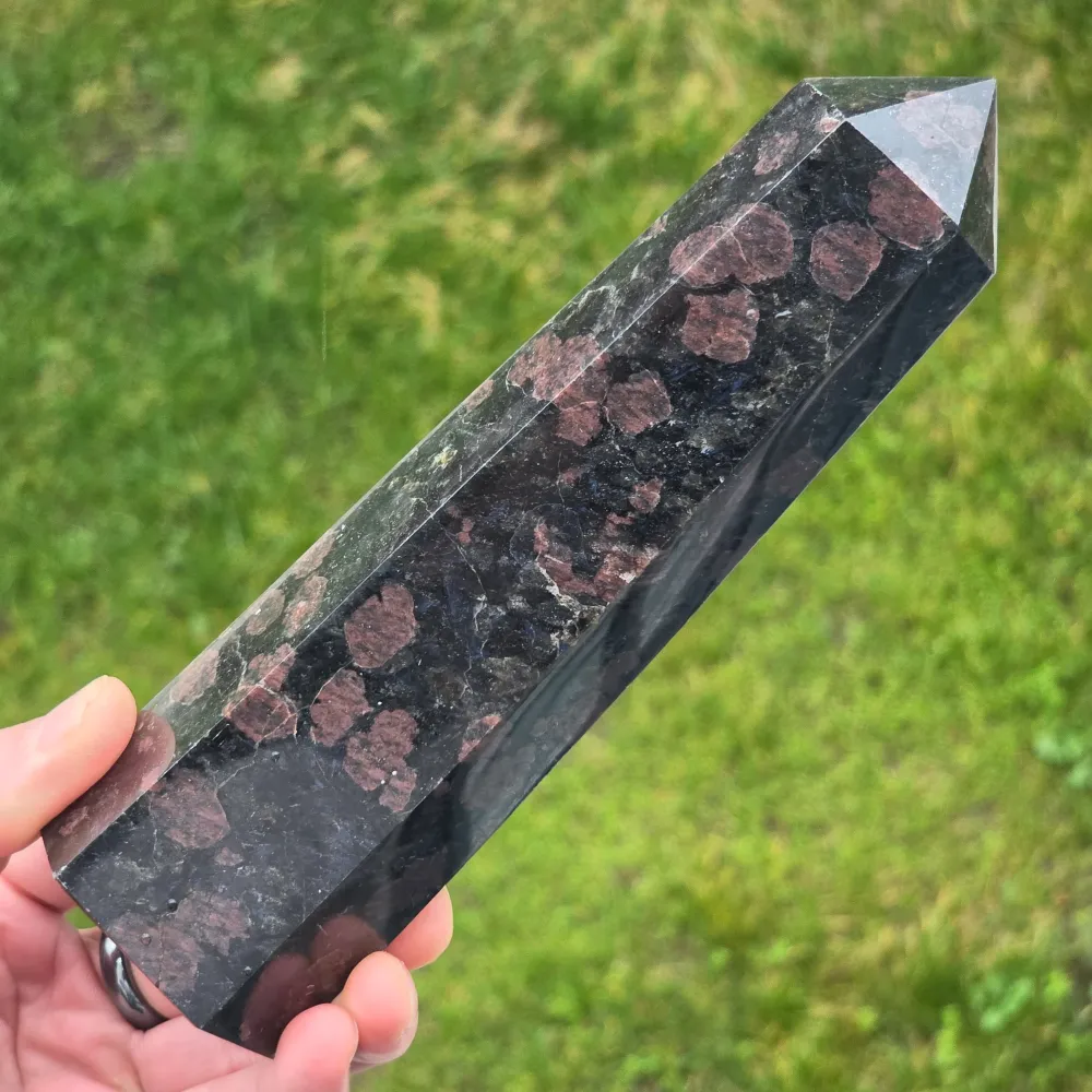 Obelisk z czarnego turmalinu z granatem | Modelka 25