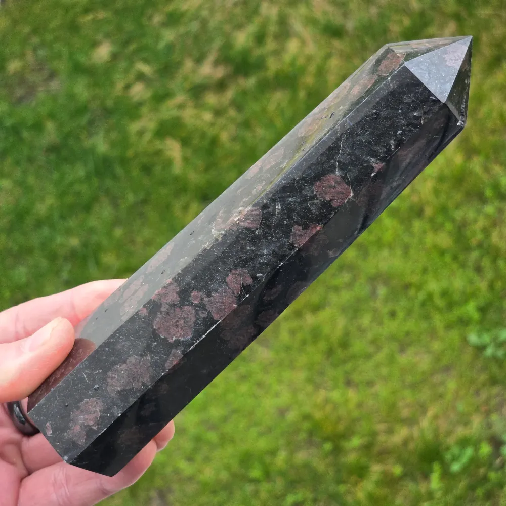 Obelisk z czarnego turmalinu z granatem | Modelka 25