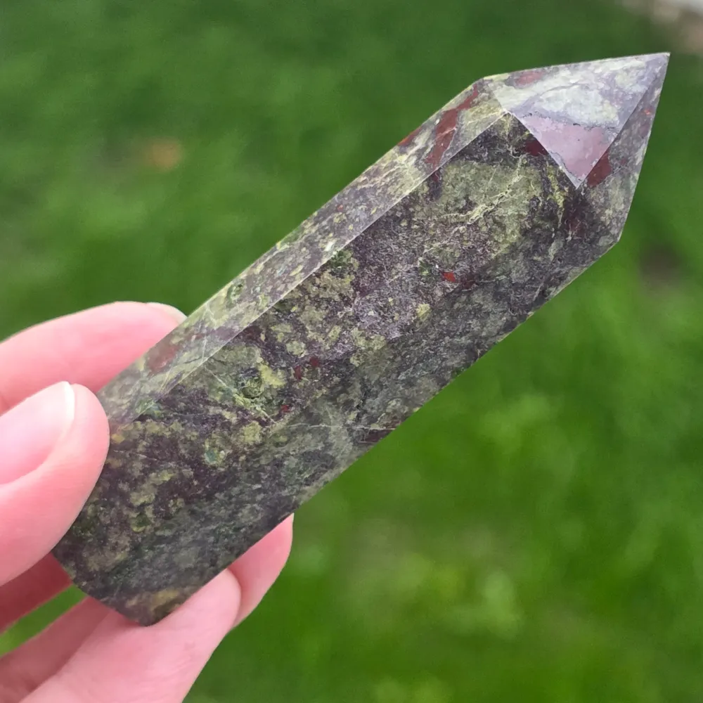 Obelisk mini kamień smoczej krwi (epidot i piemontyt) m4