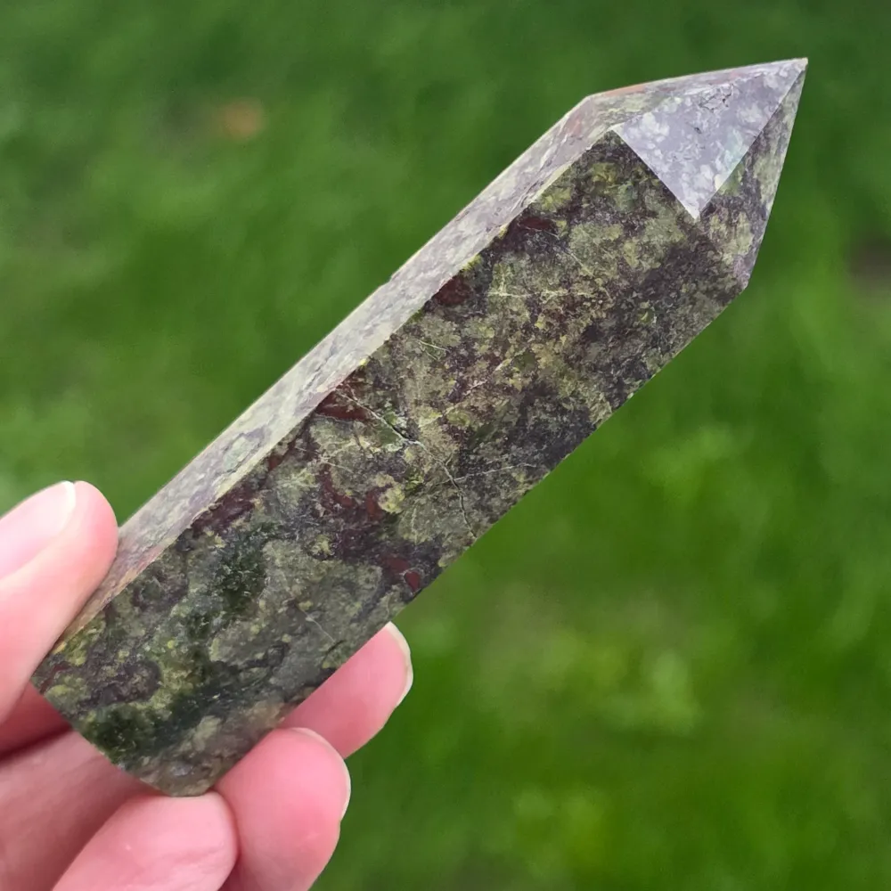 Obelisk mini kamień smoczej krwi (epidot i piemontyt) m4