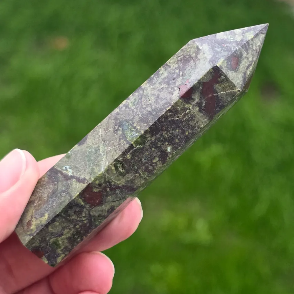 Obelisk mini kamień smoczej krwi (epidot i piemontyt) m4