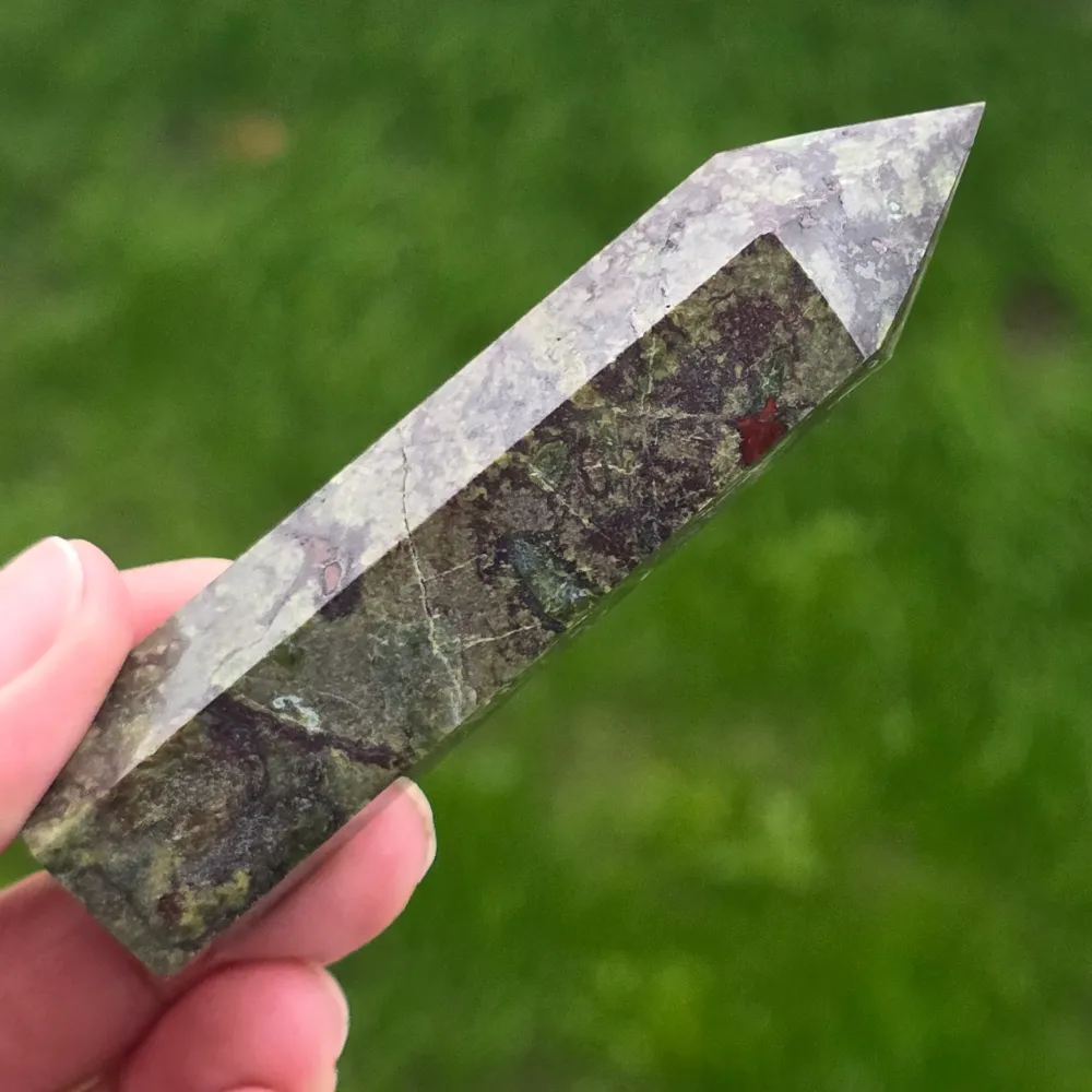 Obelisk mini kamień smoczej krwi (epidot i piemontyt) m4