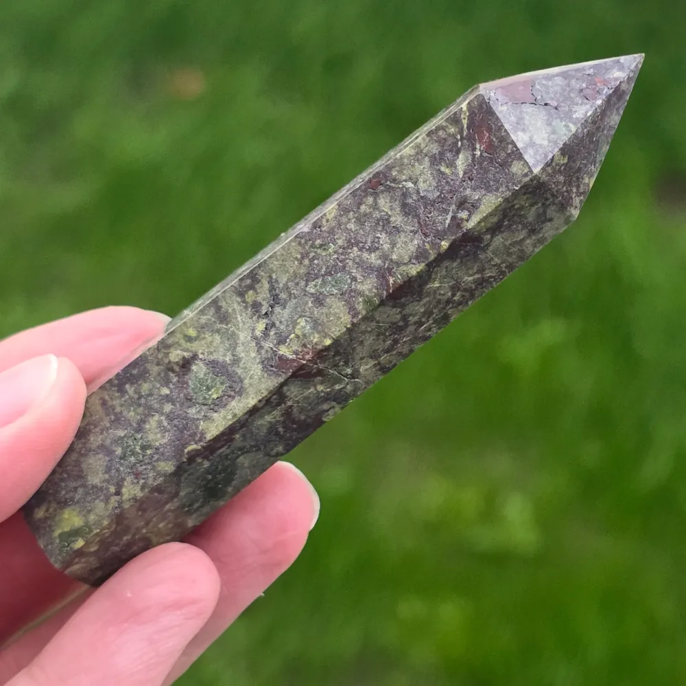 Obelisk mini kamień smoczej krwi (epidot i piemontyt) m4