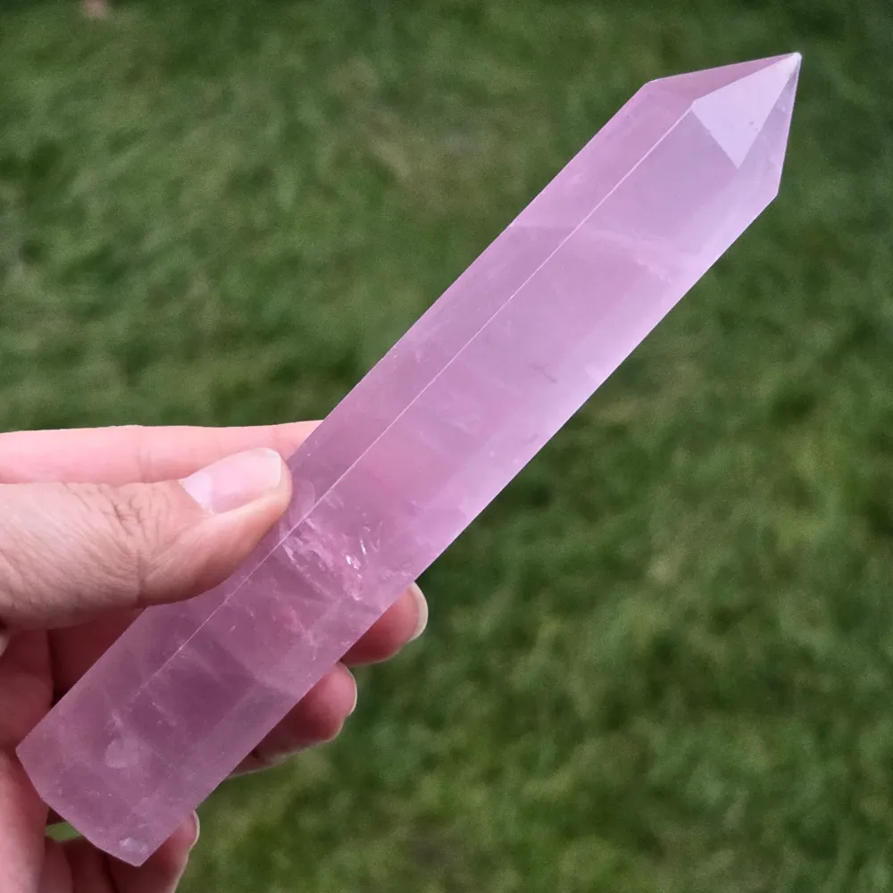 Obelisk z różowego kwarcu Namibia model 8