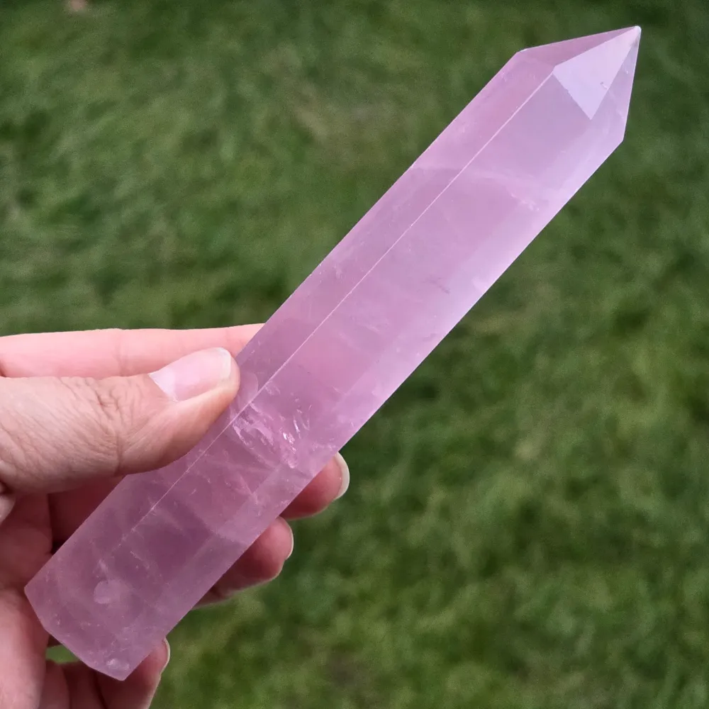 Obelisk z różowego kwarcu Namibia model 8