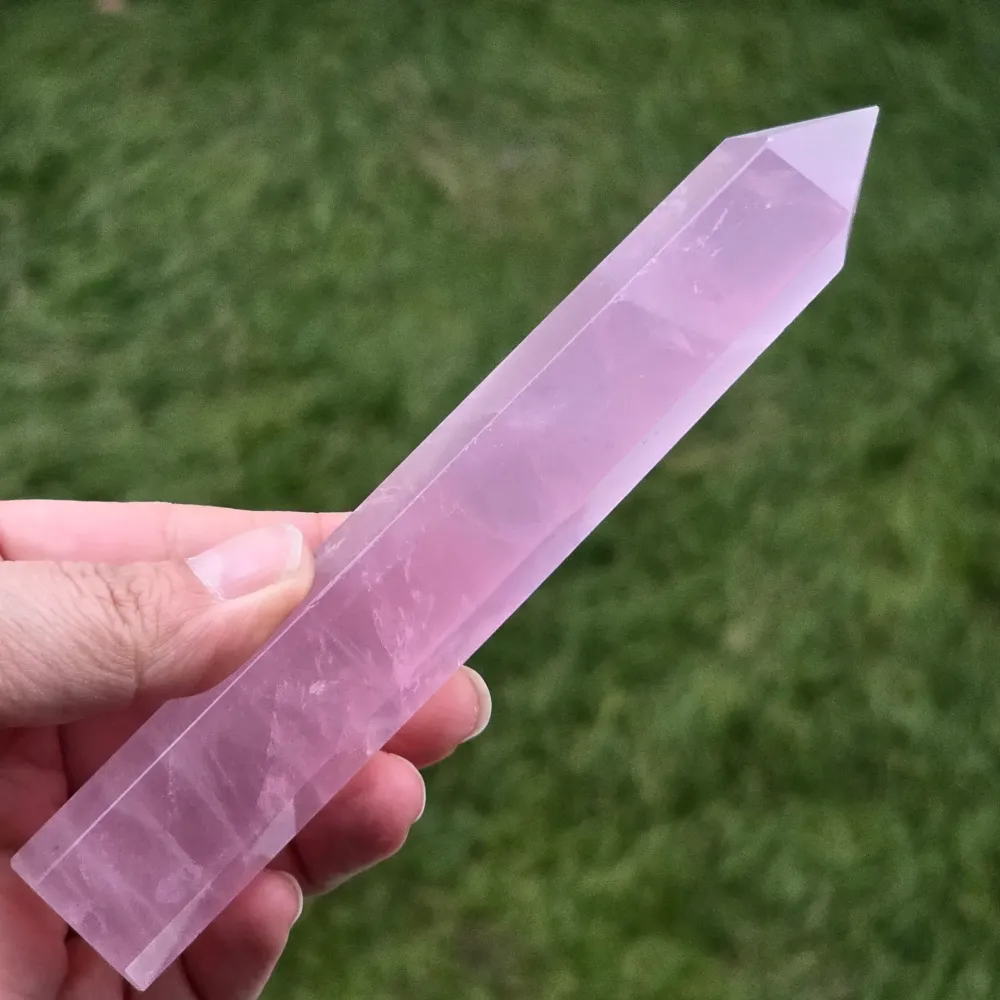 Obelisk z różowego kwarcu Namibia model 8
