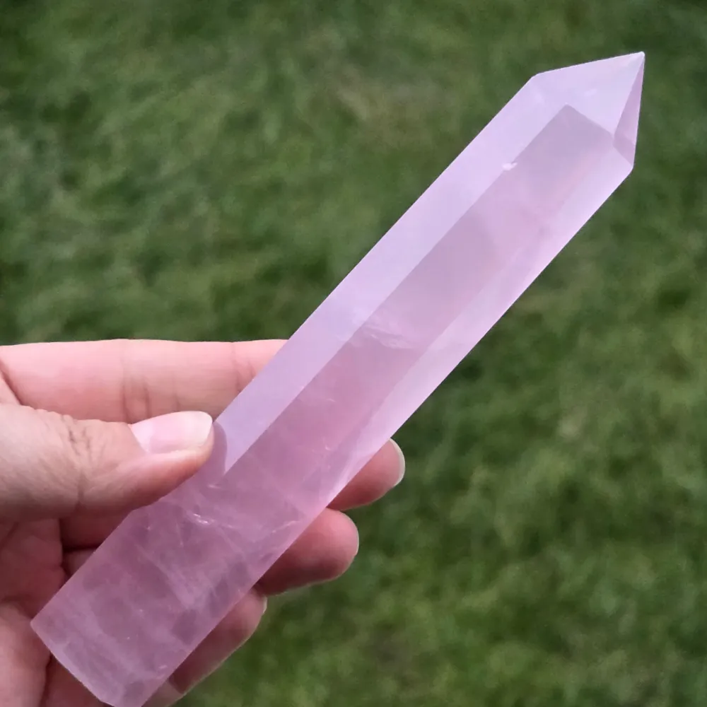 Obelisk z różowego kwarcu Namibia model 8