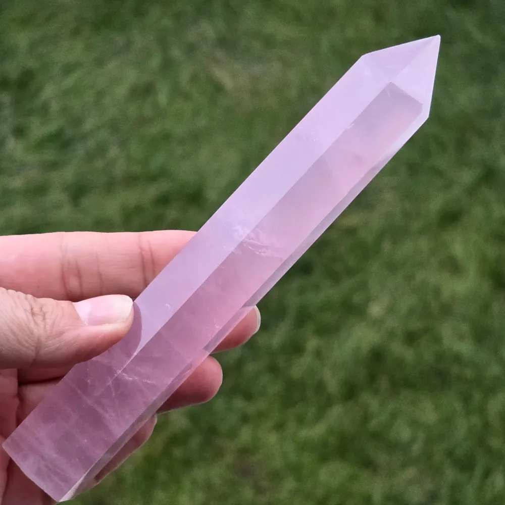 Obelisk z różowego kwarcu Namibia model 8