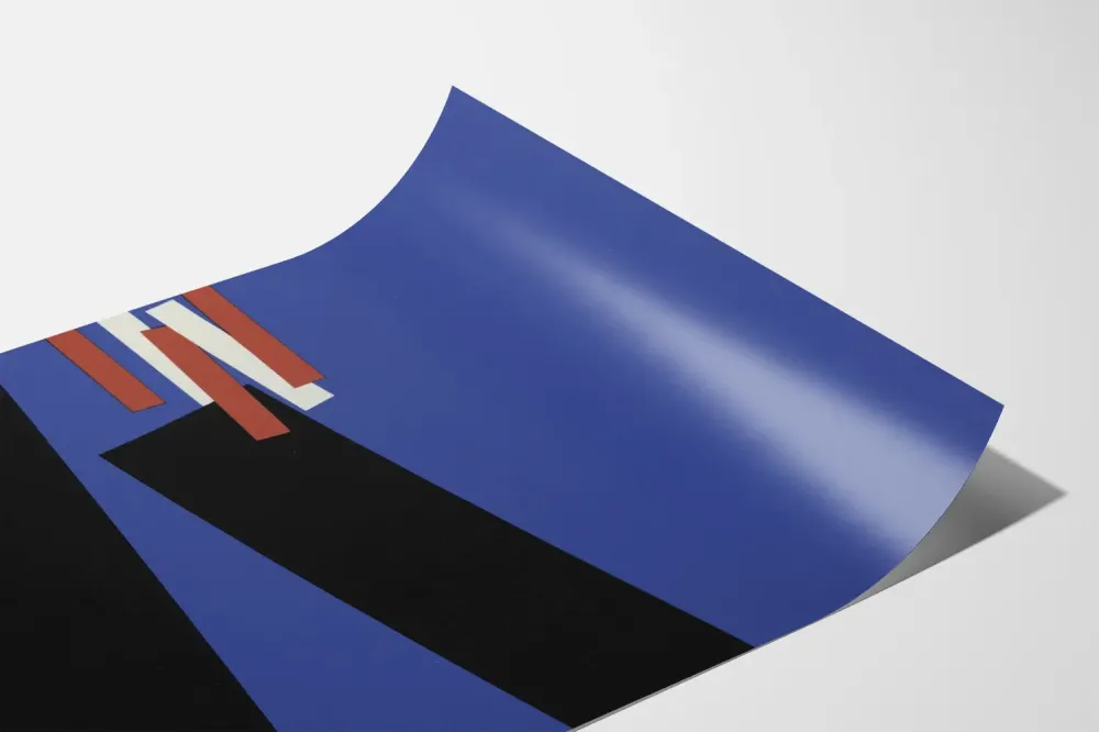 Plakat z abstrakcyjnym dziełem sztuki geometrycznej w odcieniach niebieskiego i czarnego