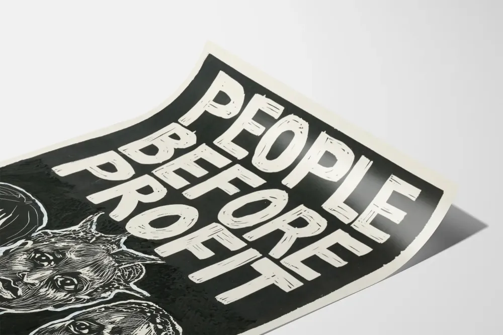 Plakat dekoracyjny People Before Profit - Wyraziste, zaangażowane dzieło sztuki