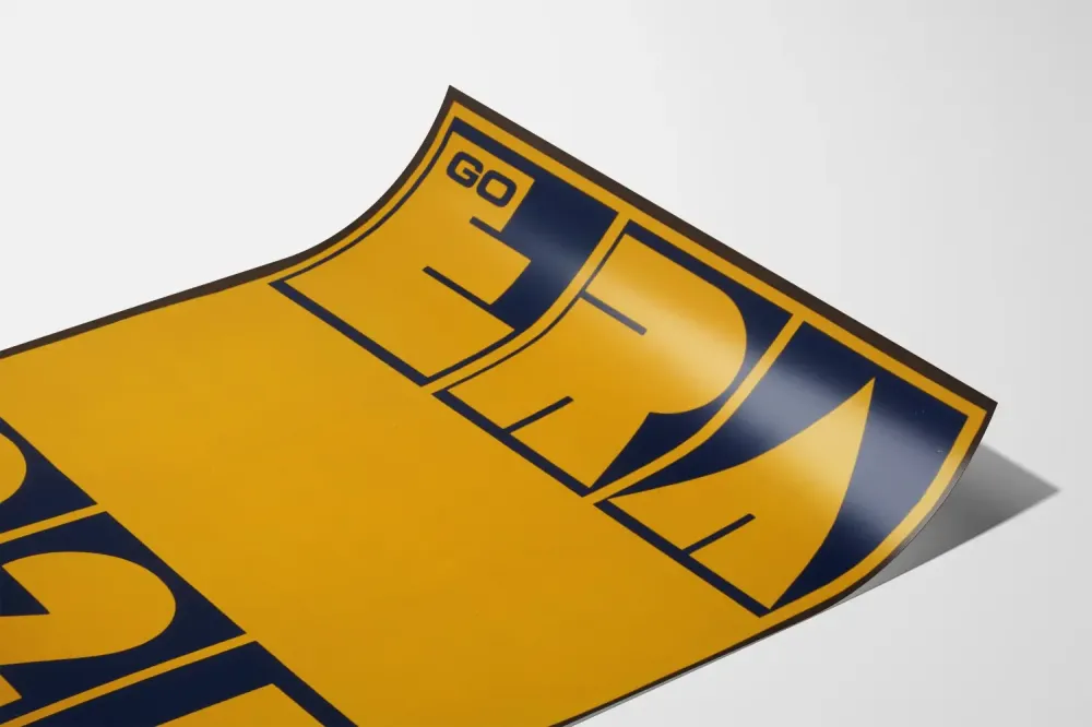 Plakat graficzny Go Era 3 2 1 w niebieskim i żółtym